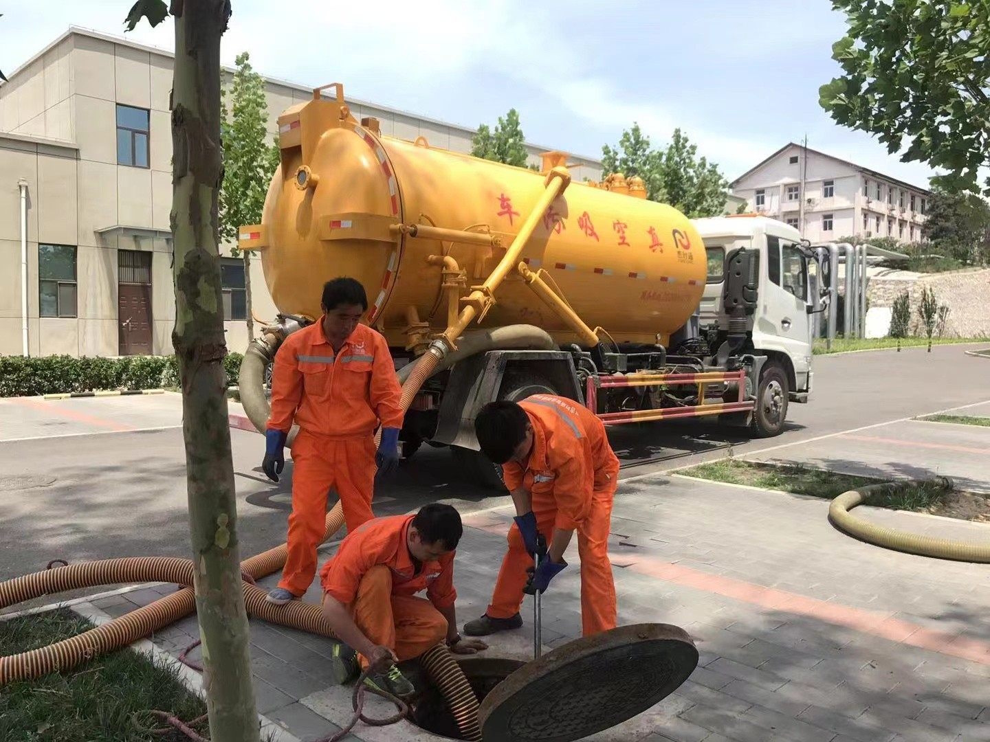 沁水管道疏通车停在窨井附近