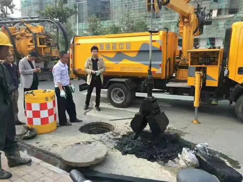 沁水街道：网格员化身“清道夫”，为民解忧疏通“堵心”化粪池