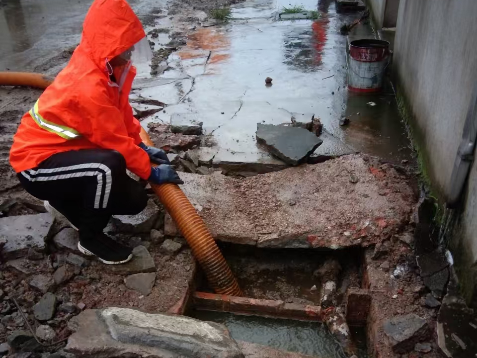 沁水专业清理污水池 炜誉市政以规范流程守护城市 “肠道”