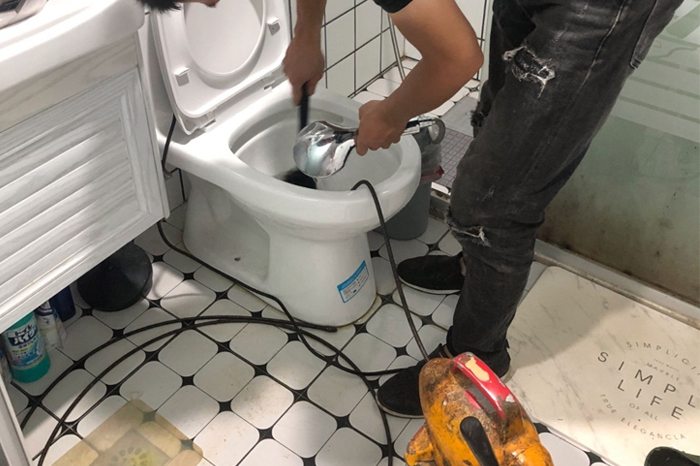 沁水马桶堵塞自己疏通还是找师傅？专业上门服务让你省时更省心