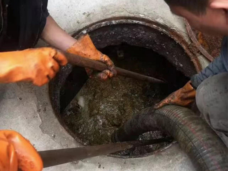 沁水清理化粪池时如何避免沼气的危害？